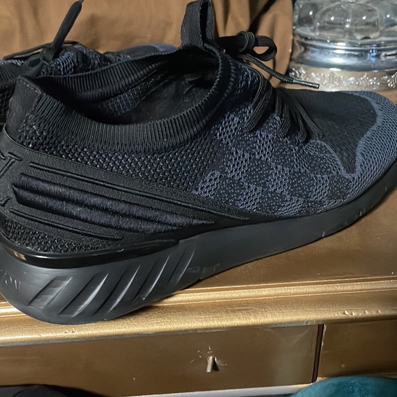 COPY - LV runners run away - Picture 3 of 6